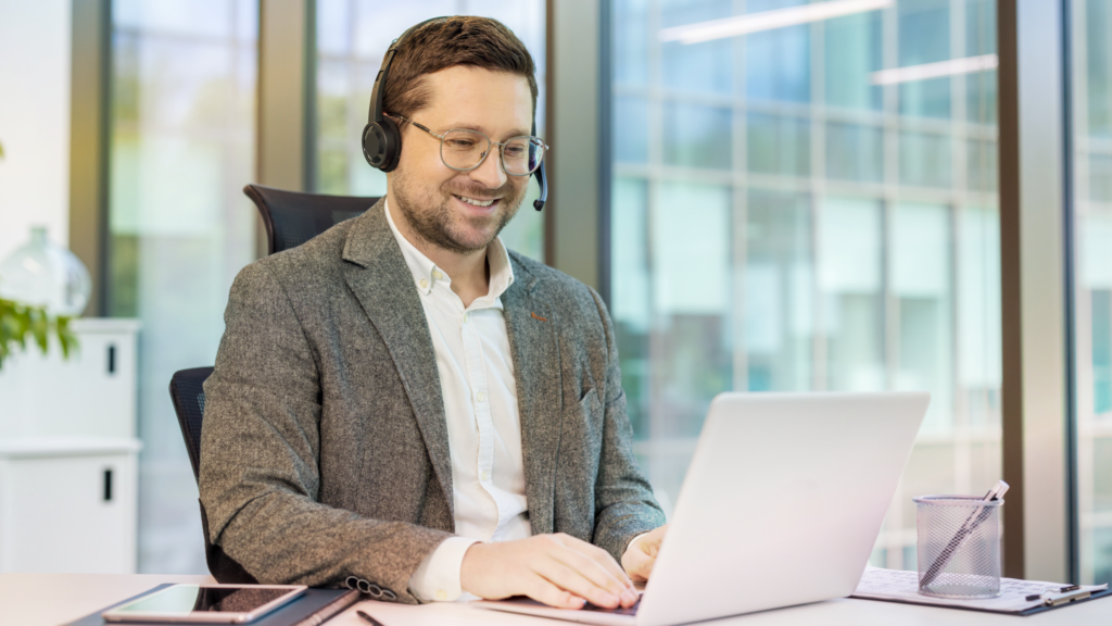 Property management answering service: Live agents vs. AI receptionists compared